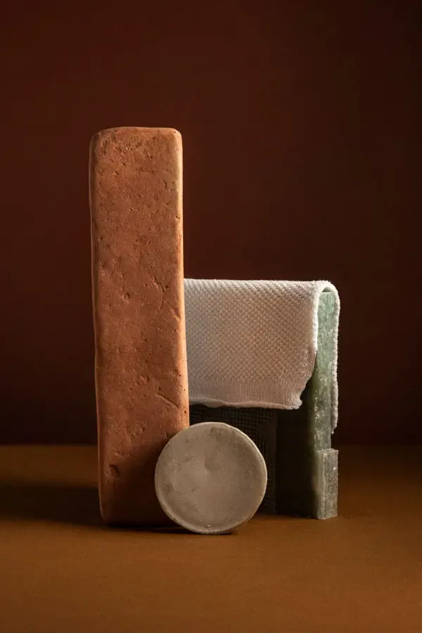 Gant%20de%20toilette%20exfoliant%20%C3%A9cologique%20en%20chanvre_Design%20for%20resilience%C2%A9Rod%C3%A9o%20Studio_MG_1731.webp